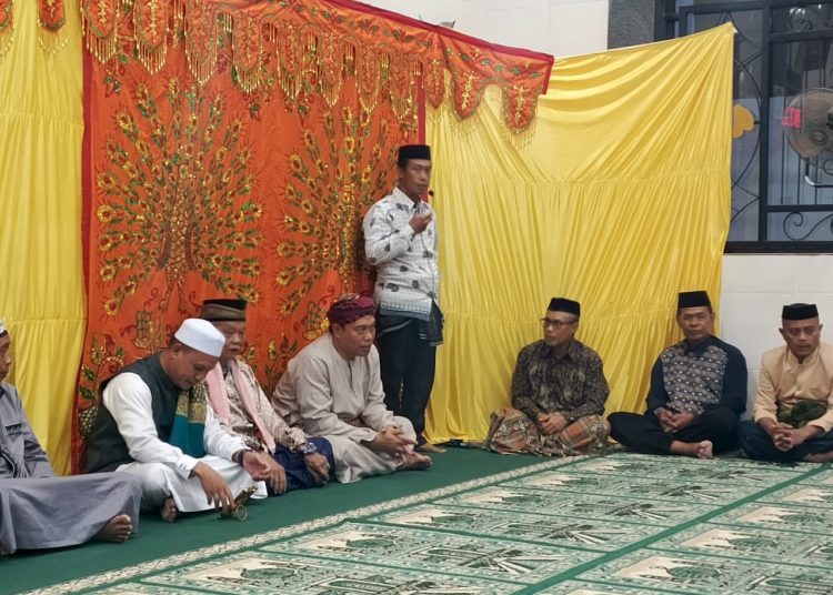 Mesjid At-Takwa: Ibu Suci Menikmati Kebersamaan dan Kedermawanan dalam Perayaan