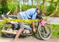 Geger! Warga Desa Pone Temukan Mayat Pria Misterius Terbujur Tengkurap di Atas Motor, Polisi Selidiki Penyebab Kematian