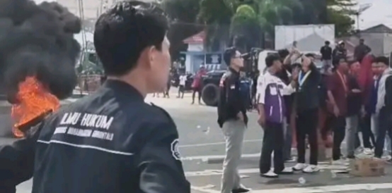 Ratusan Massa Blokade Jalan, Tuntut Solusi Konkret Kelangkaan Solar
